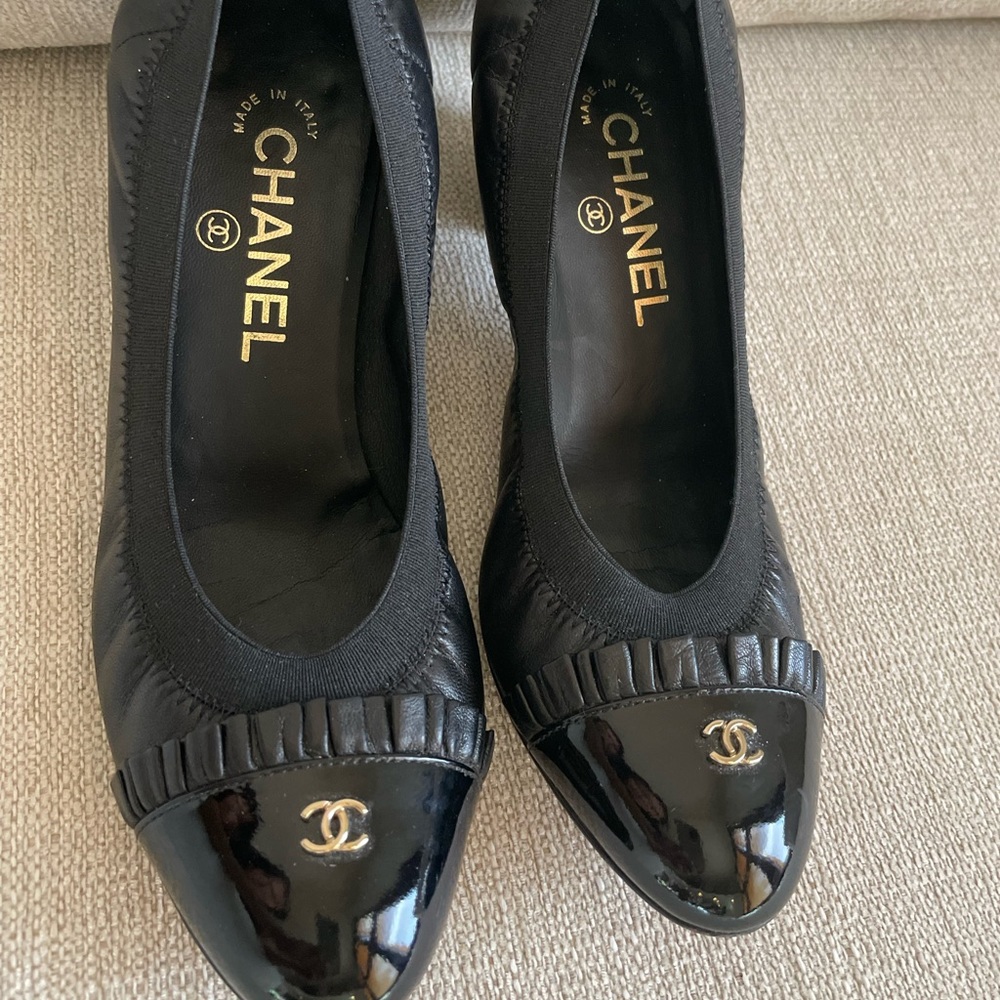 Auth Chanel black lambskin leather Ruffle Pumps